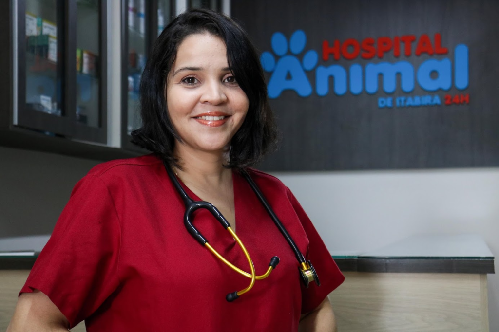 Kamila Soares, médica veterinária, diretora clínica e RT no Hospital Animal de Itabira. Possui especializações nas áreas de ortopedia, clínica médica e cirúrgica de pequenos animais, silvestres e exóticos. Graduanda do curso de medicina da FUNCESI.