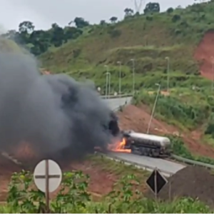 Leia mais sobre o artigo Incêndio em Caminhão Tanque na BR-381 Causa Lentidão no Trânsito