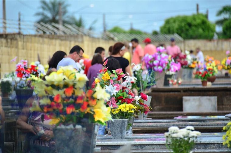 Leia mais sobre o artigo Dia de Finados: Homenagens e Tradições no Brasil e na América Latina