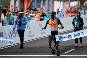 Leia mais sobre o artigo Robôs humanoides correm ao lado de humanos pela primeira vez em meia-maratona na China