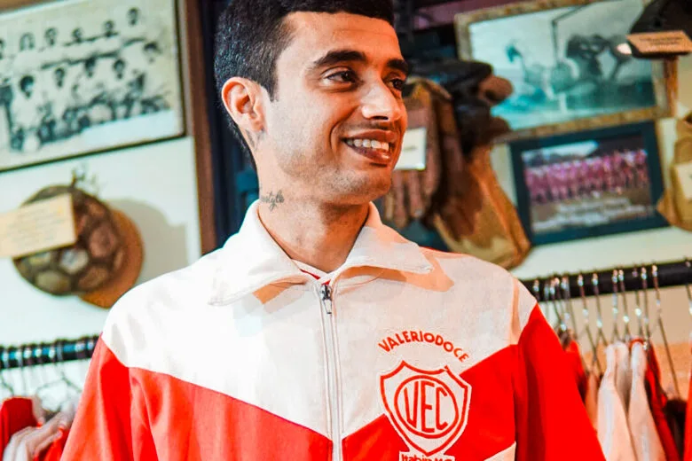 Leia mais sobre o artigo Thiago SKP lança clipe em homenagem ao Valério com participação da Bateria Calangodum