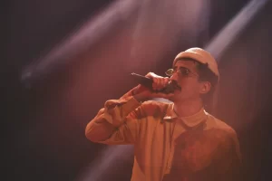 Leia mais sobre o artigo Yago Rios lança “Re.Jeito Stereo – Ao Vivo” e resgata a memória musical de Itabira