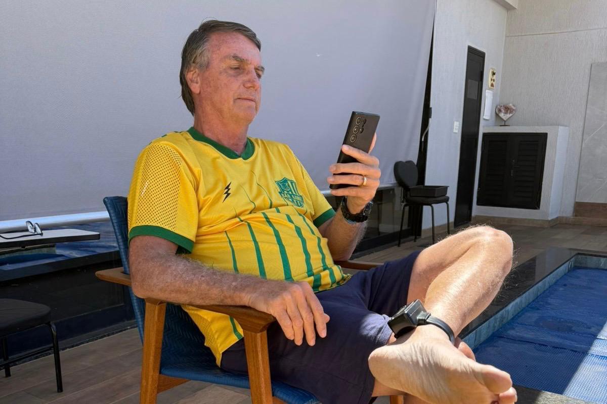 Leia mais sobre o artigo Bolsonaro admite ter tentado danificar a tornozeleira por curiosidade