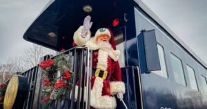 Leia mais sobre o artigo Papai Noel chega de trem e movimenta programação natalina na Estação de Itabira