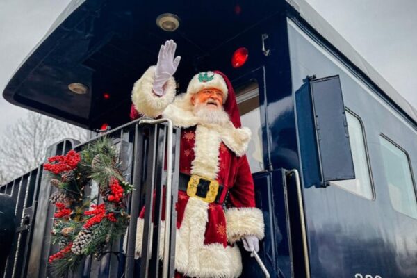 Papai Noel chega de trem e movimenta programação natalina na Estação de Itabira