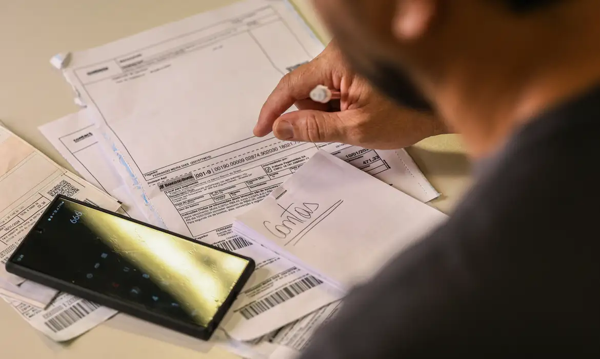 Leia mais sobre o artigo Salário mínimo sobe para R$ 1.621 e começa a valer em todo o país