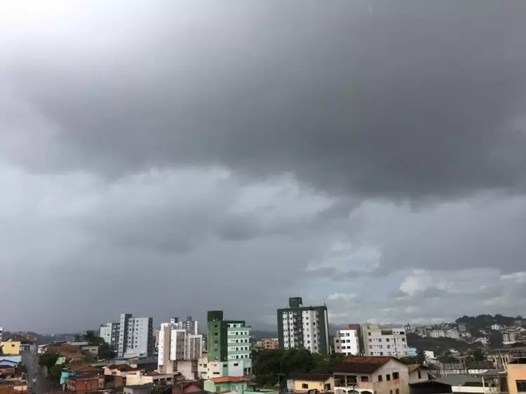 Leia mais sobre o artigo Bombeiros interditam residência após risco de desabamento no bairro Madre Maria de Jesus