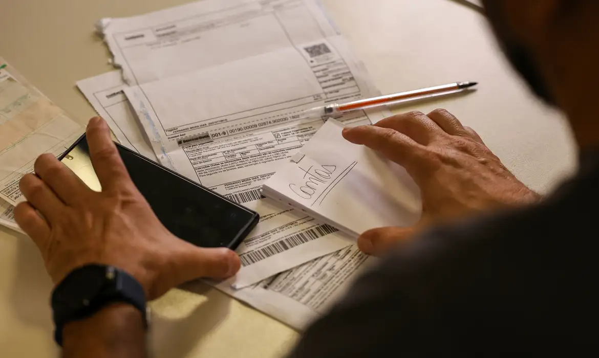 Leia mais sobre o artigo Salário mínimo sobe para R$ 1.621 e novo valor começa a valer em fevereiro