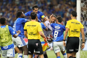 Leia mais sobre o artigo Cruzeiro vence o Atlético na final do Mineiro, e partida termina em briga generalizada