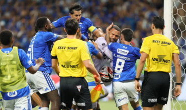 Cruzeiro vence o Atlético na final do Mineiro, e partida termina em briga generalizada