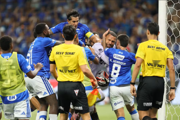 Cruzeiro vence o Atlético na final do Mineiro, e partida termina em briga generalizada