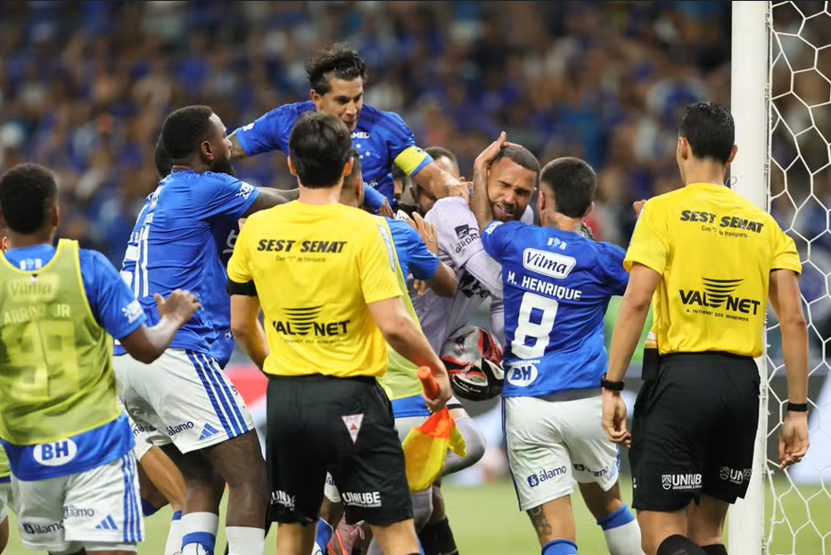 No momento você está vendo Cruzeiro vence o Atlético na final do Mineiro, e partida termina em briga generalizada