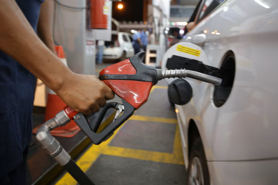 Governo propõe usar receita extra do petróleo para reduzir impostos sobre combustíveis