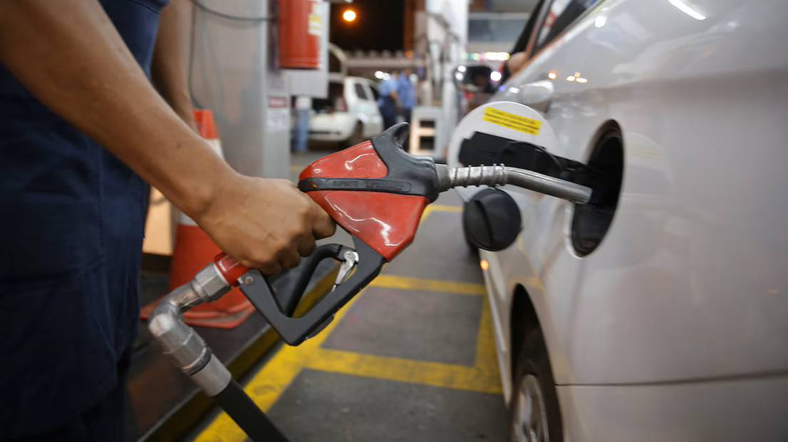 No momento você está vendo Governo propõe usar receita extra do petróleo para reduzir impostos sobre combustíveis