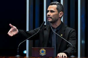 Leia mais sobre o artigo Cleitinho confirma candidatura ao governo de Minas e entra em rota de colisão com o Republicanos