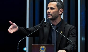 Cleitinho confirma candidatura ao governo de Minas e entra em rota de colisão com o Republicanos