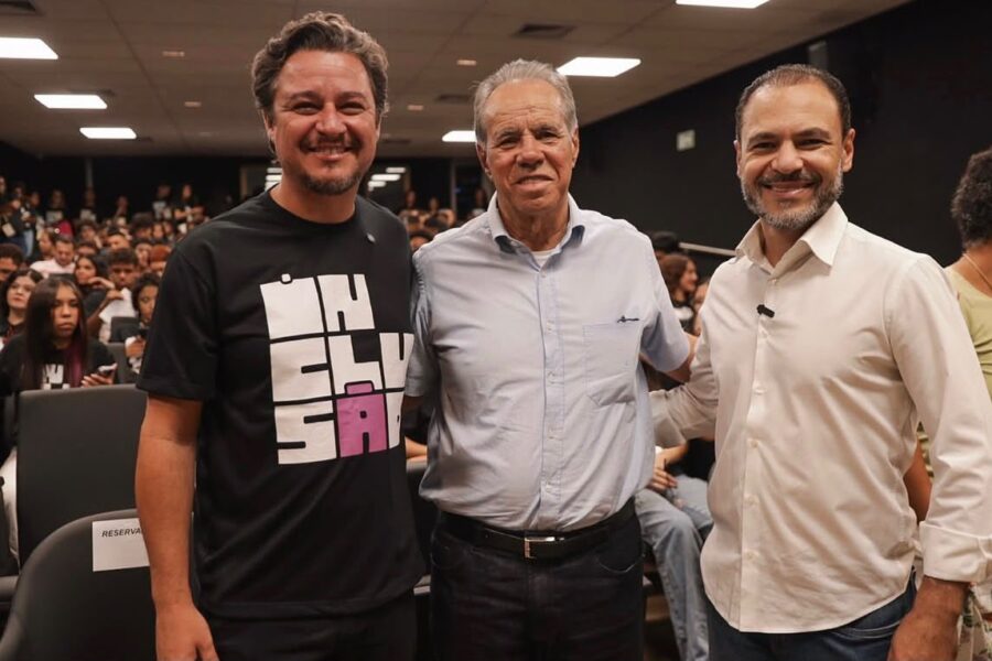 Carlin Filho e Bernardo Rosa acompanham jovens de Itabira na etapa regional do Parlamento Jovem