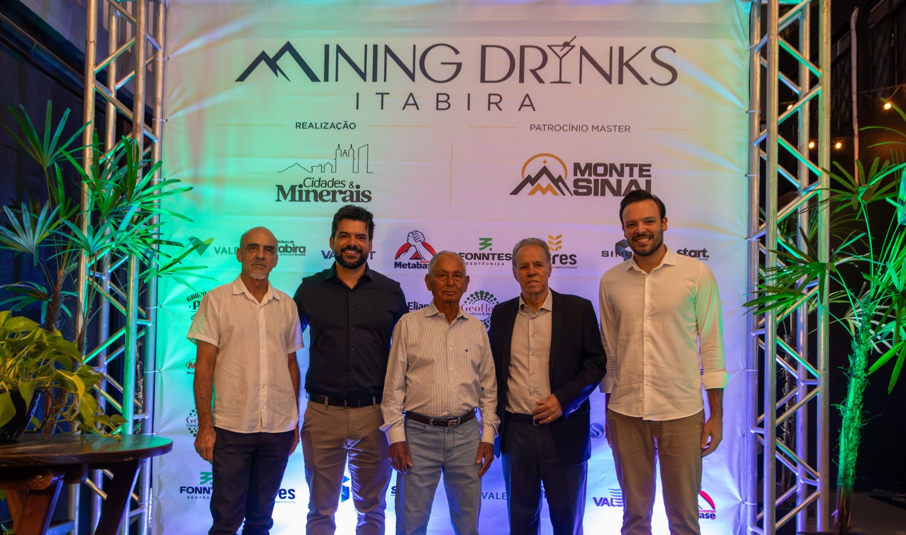 No momento, você está visualizando Mining Drinks chega a Itabira e reúne prefeitos, mineradoras e lideranças do setor em noite de homenagens